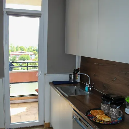 Modern With & Mountain Views Apartment