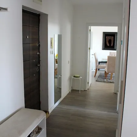 Modern With & Mountain Views Apartment