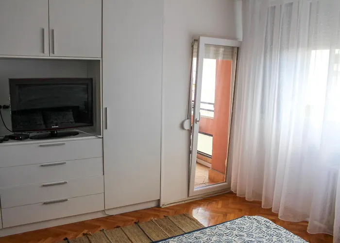 Modern With & Mountain Views Скоп'є