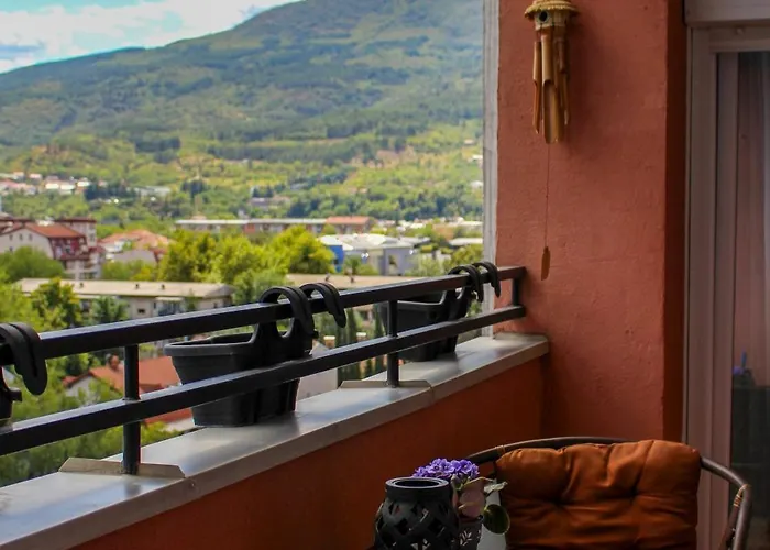 Modern With & Mountain Views *